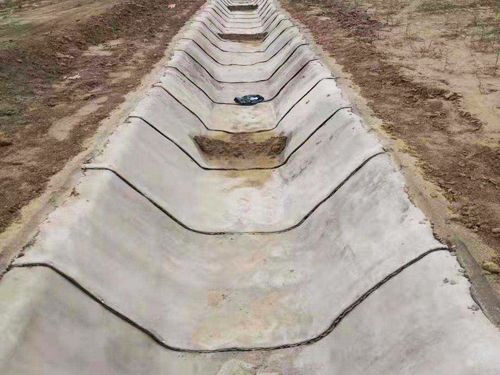 泰安某地溝渠膨潤土防水毯施工現(xiàn)場(chǎng)